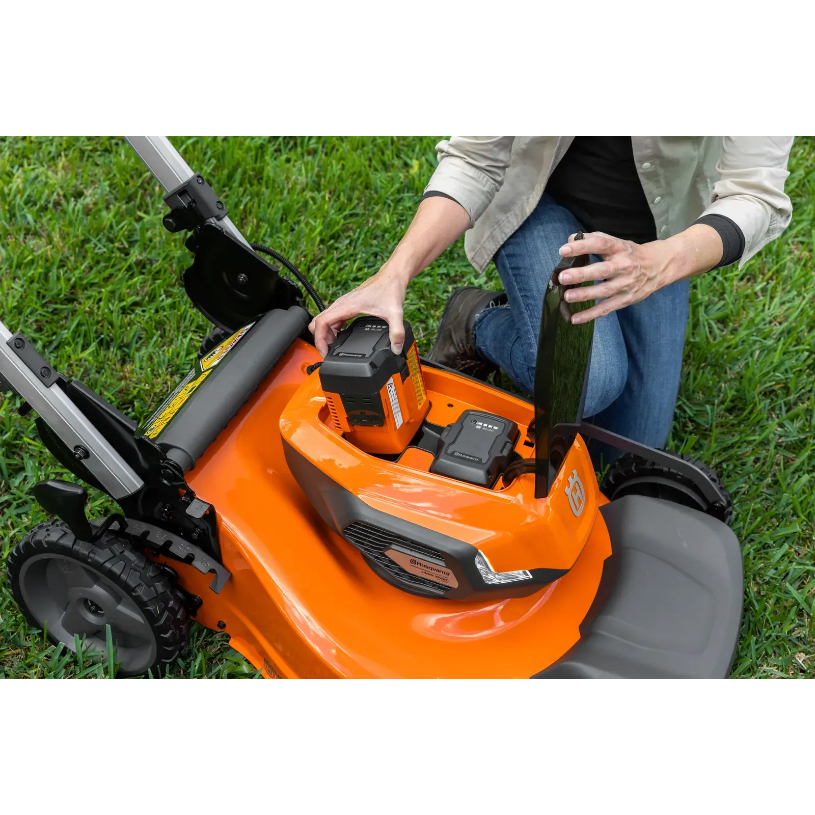 Husqvarna LE-322R Lawn Xpert™ with battery and charger — view 5