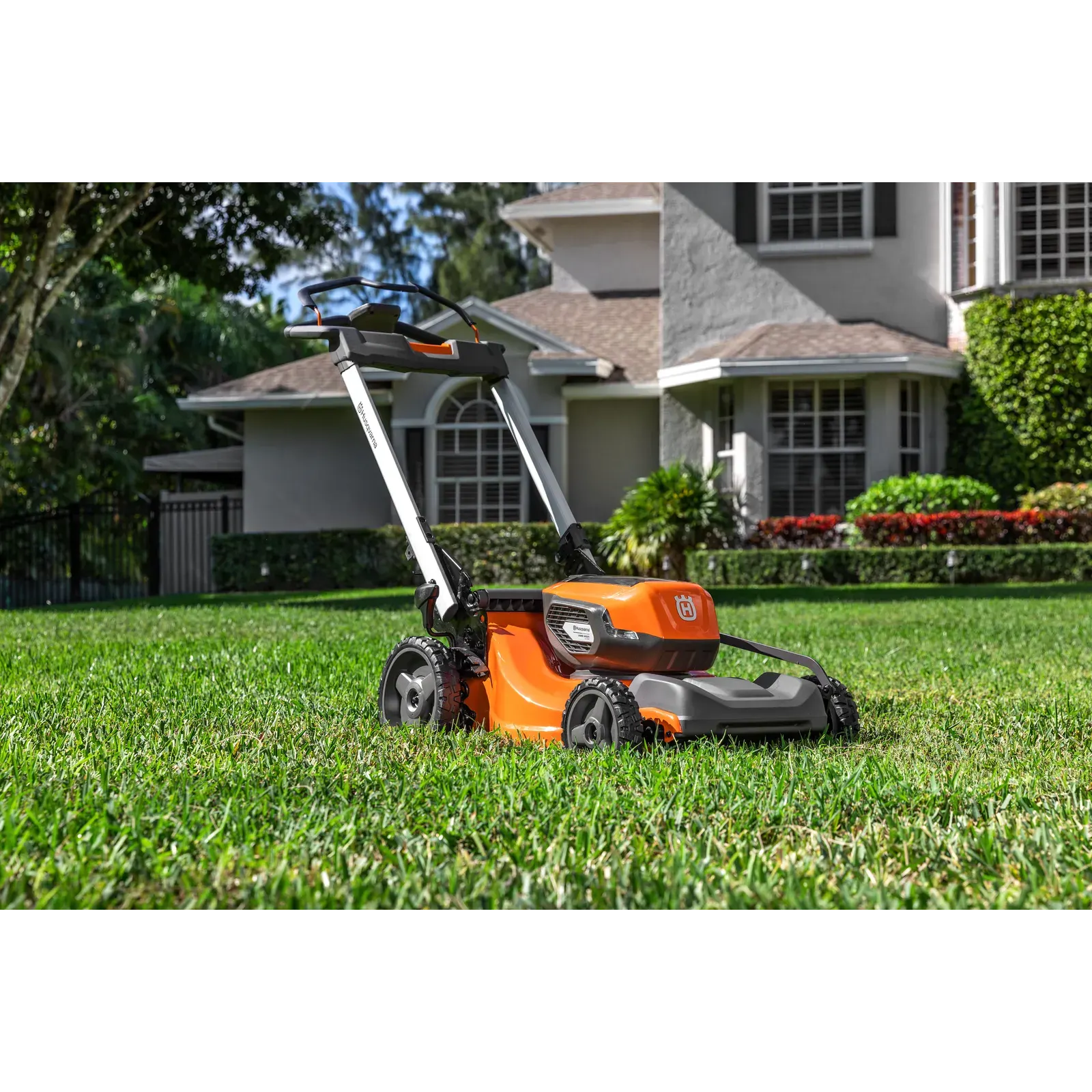 Husqvarna LE-322R Lawn Xpert™ with battery and charger — view 4
