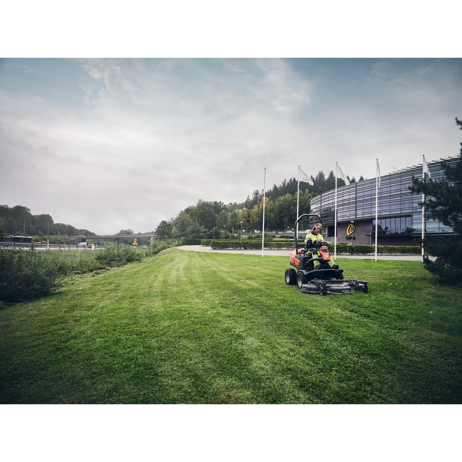 Husqvarna P 525DX avec cabine — vue 3