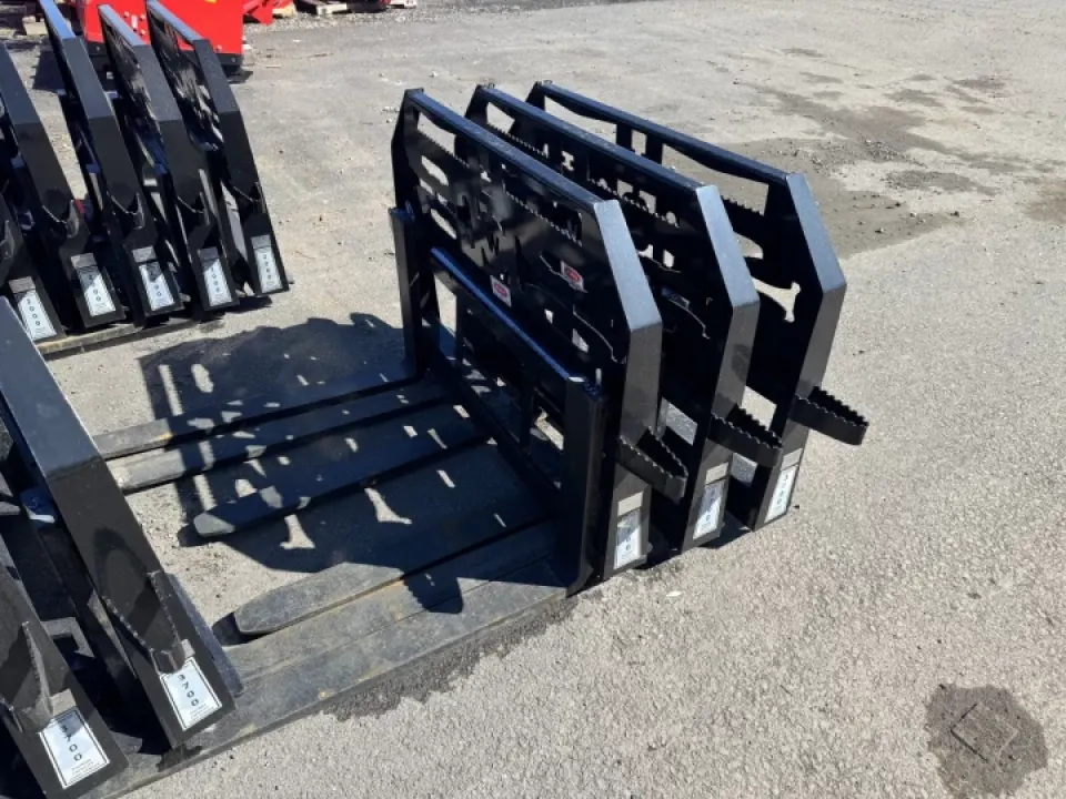 Renegade Fourche 3700LBS Attache Skid Steer 2026 — vue 2
